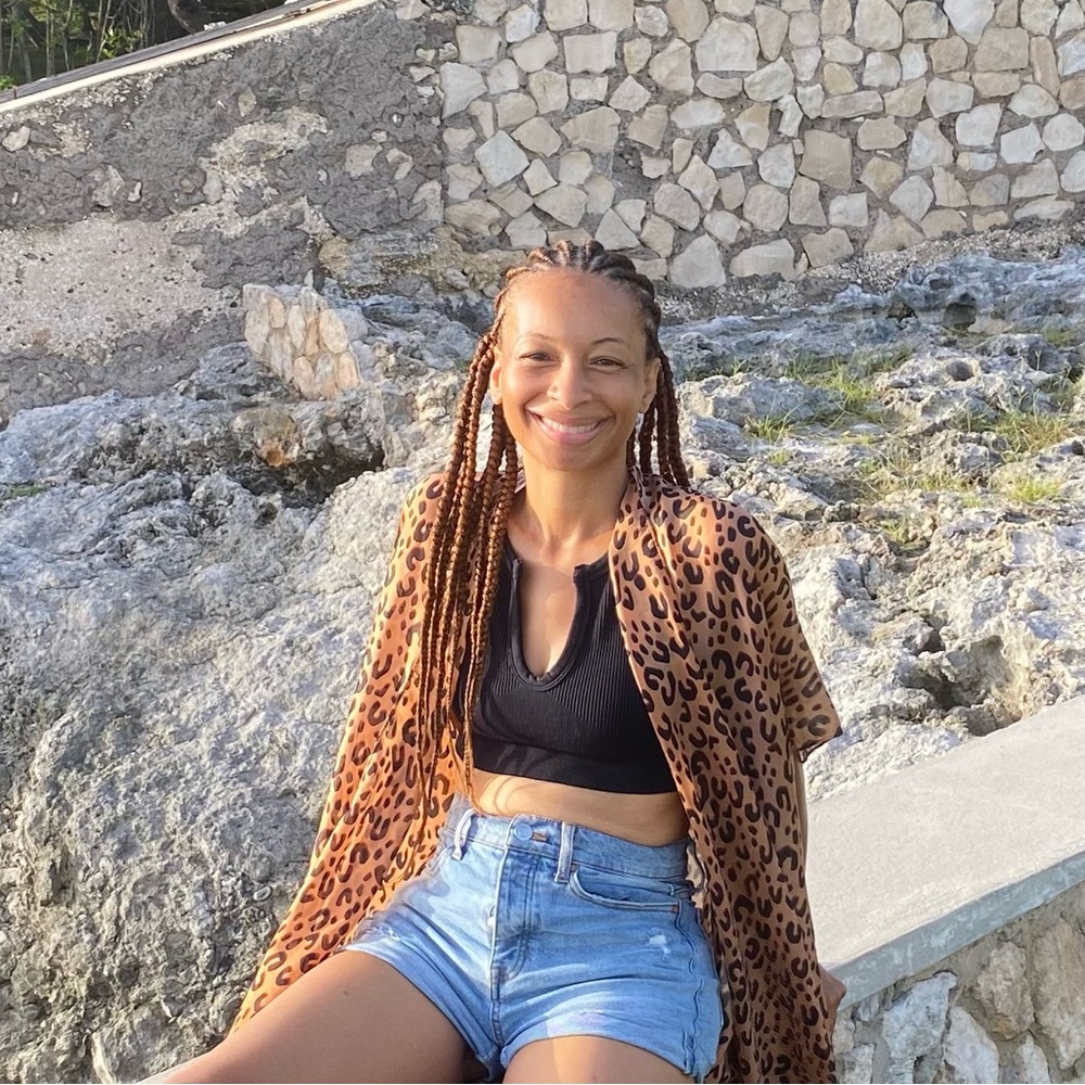 Meet your Posher, Nicole - Picture 2 of 4